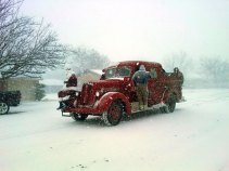 Snow Beautiful on Christmas Eve, a Headache for Travelers