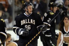 Stars Win Without Suspended Avery