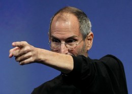 Apple CEO Keeps List of Employees With Prototypes