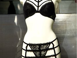 Ultimate Panty Raid: Mannequin, Underwear Stolen