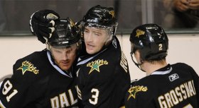 Robidas Goal Lifts Stars Over Blackhawks