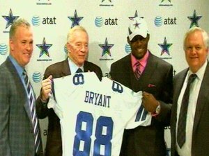Wade Phillips Backs Dez Bryant's Refusal To Carry Pads