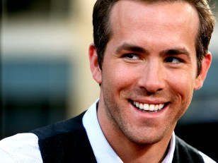 Ryan Reynolds Dishes on "Green Lantern, "X-Men" Roles