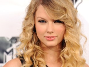 Taylor Swift & Taylor Lautner Share a Hockey Date