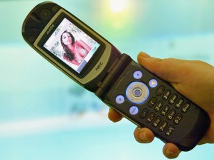 Gadget-Buying Women, Beware of Cell-Phone Peepers