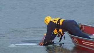 3 Officers, 2 Citizens Rescue Driver Trapped in Sinking Car