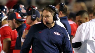 Cowboys Meet With Former Arkansas Coach Houston Nutt
