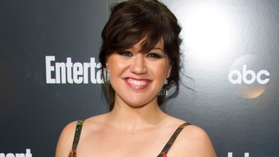Kelly Clarkson Pens Cowboys Anthem