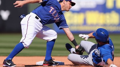 Royals, Rangers Tie at 5 in Spring Opener