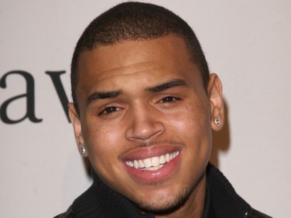 Chris Brown is back in the spotlight -- but this time, it's not for committing a crime. 