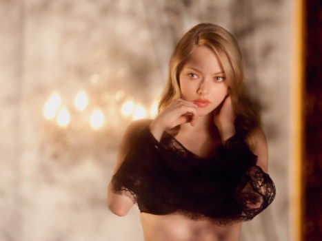 Seyfried Shows Chops, Skin In "Chloe"