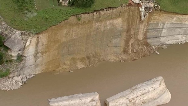 [DFW] Cliff at Lake Whitney Falls Into Water