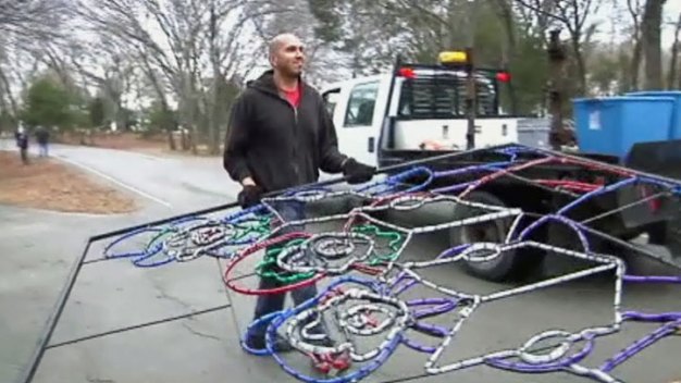 Workers Dismantle Prairie Lights