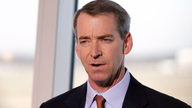 Trustee Opposes $20M Payout to AA CEO