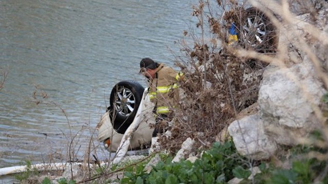 Carjacking Suspect Drives Into Trinity River