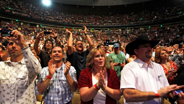 Country Singers Raise $500,000 for Fire Victims