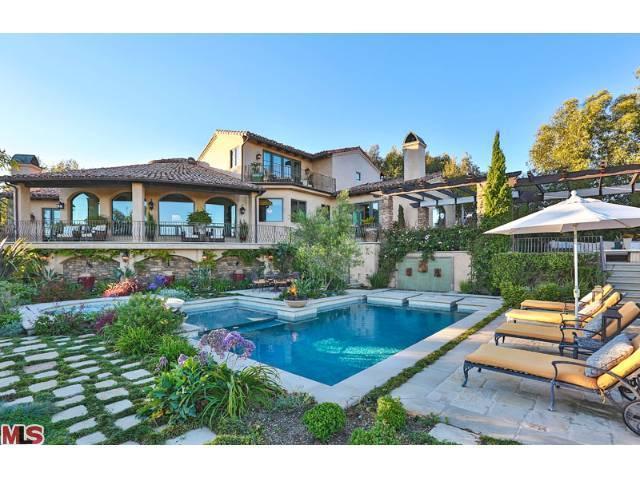 Singer Glen Campbell Sells Off Swanky Abode 