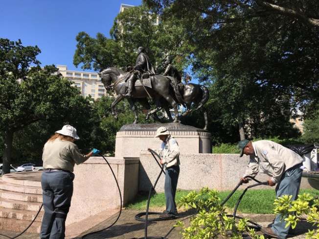 Robert E. Lee Statue Vandalized in Dallas