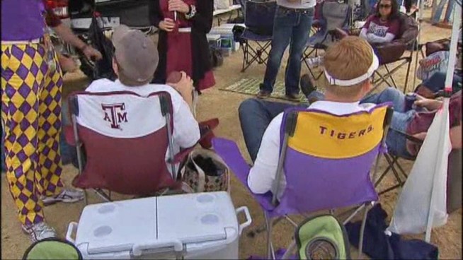 The battle over who has the best tailgating skills went down in the parking lot outside Dallas <a title=