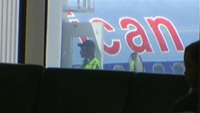 Smoke filled an American Airlines jet arriving at DFW Airport from San Diego with 140 passengers on board, the passengers had to evacuate on a hot taxiway.
