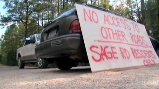 Some residents affected by the massive wildfire in Bastrop County are teaming up to keep looters out of their neighborhoods.