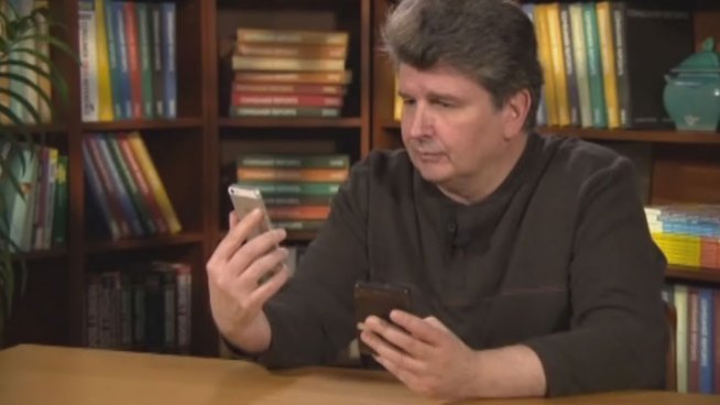 Consumer Reports just took a look to see how two of the leading free apps Robin and Speaktoit stack up against Apple's Siri.