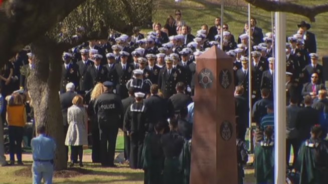 Former Navy SEAL sniper Chris Kyle was buried today in Austin as family members and fellow SEALS looked on amid the sounds of drums and bagpipes.