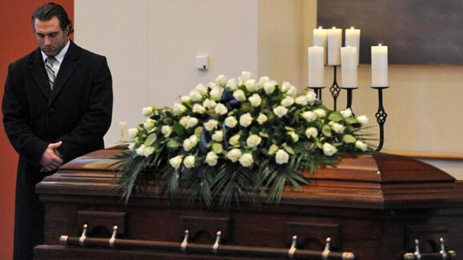 A steady stream of people paid their final respects to legendary Penn State football coach Joe Paterno Tuesday at a public viewing after his former and current players paid their respects.