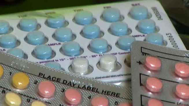 The country's largest group of obstetricians and gynecologists says women should be able to purchase birth control pills without a prescription.