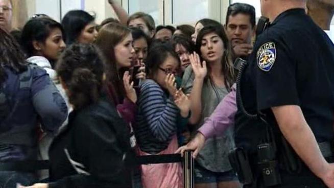 Thousands of teenagers mobbed Stonebriar Centre Mall for a chance to attend an autograph session with British-Irish boy band One Direction later this month.