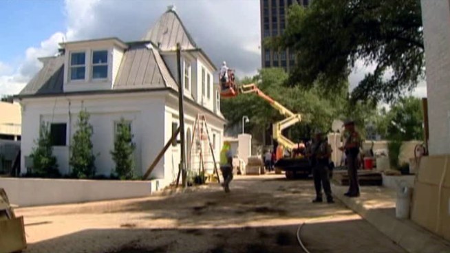The first phase of a move-in has started after years of restoration work on the Texas Governor's Mansion. An arson fire nearly destroyed the building in 2008 while it was being renovated.