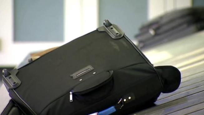 Federal regulators are proposing a rule that would require airlines to refund baggage fees to travelers if the bag is lost.