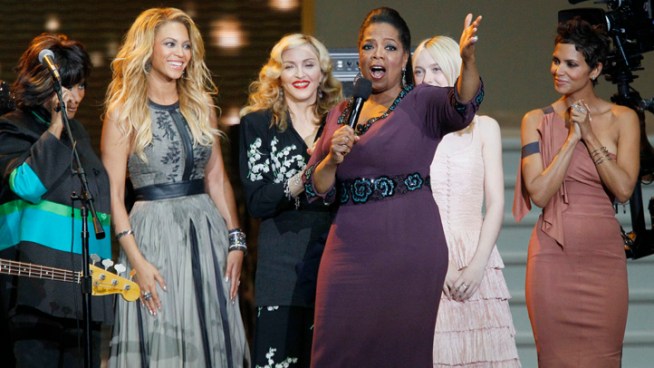 Oprah's producers let the media see the first few minutes of her big shows at the United Center.