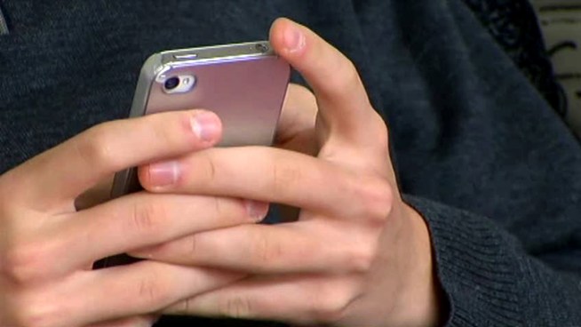 Experts say smartphones are valuable tools but can also negatively affect our brains.