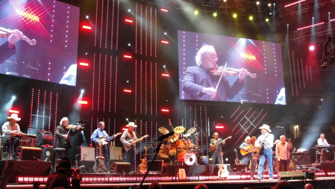$1.15B Stadium Debuts with Country Music, Parking Woes