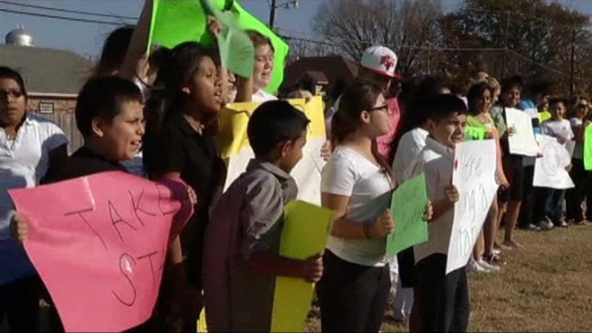 A memorial for a Terrell girl who died on her 13th birthday turned into noisy demonstration of more than 100 students and parents who say bullying is commonplace at the middle school.