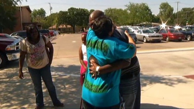 The father of two who received a Dallas teenager's heart and kidney met with the his family one year after his death.