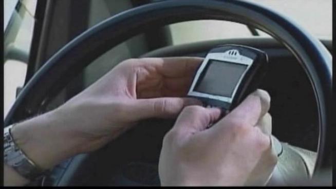 Gov. Rick Perry has vetoed a bill that would have outlawed sending or reading text messages while driving.