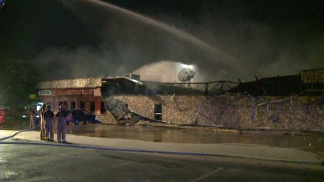 The Austin Avenue Grill and Sports Bar burns in Plano.