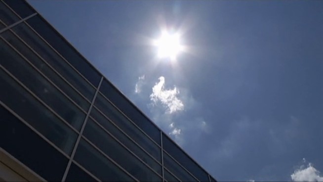 The representatives of both airlines said pilots take heat into consideration on every flight calculation and there has been little effect from the current North Texas heat wave, but there have been problems at some higher altitude cities due to the heat.