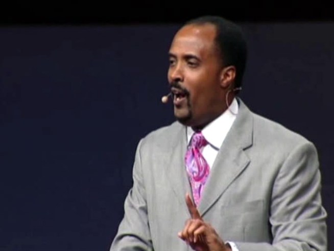 A prominent minister praises the police chief's handling of an excessive force investigation.