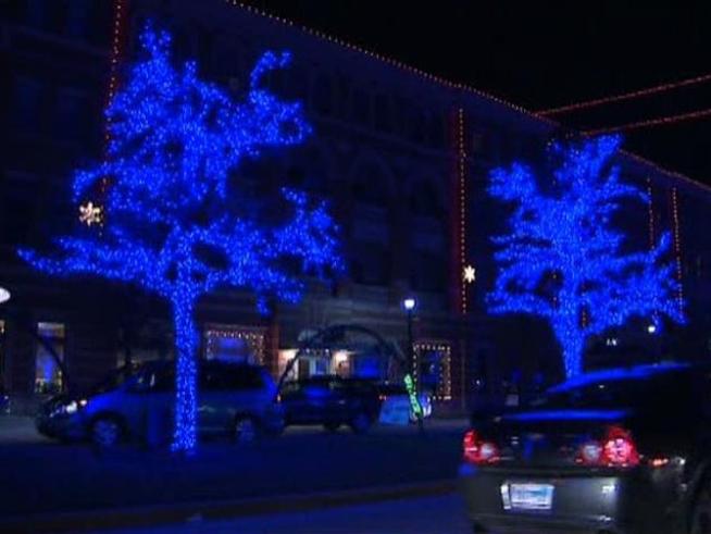 People in thousands of cars are drawn to the lights in <a title=