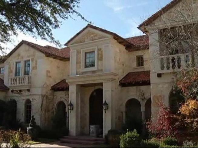 Websites are popping up to give you a glimpse of where the rich and famous call home.