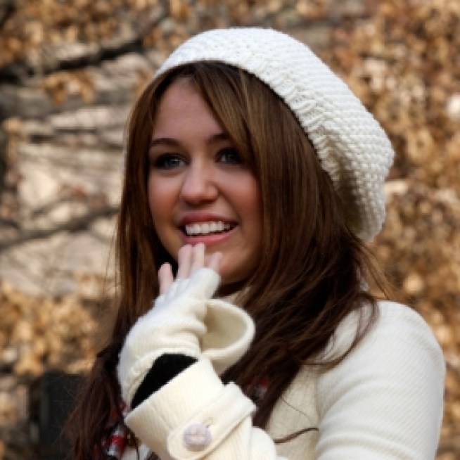 Miley To Ring In New Year From Fan’s Bedroom
