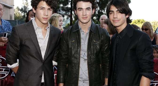 Jonas Tweet Sets Off Fan Rush at Cowboys Stadium