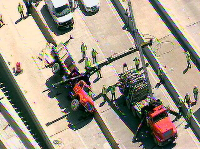 050411 crane topples