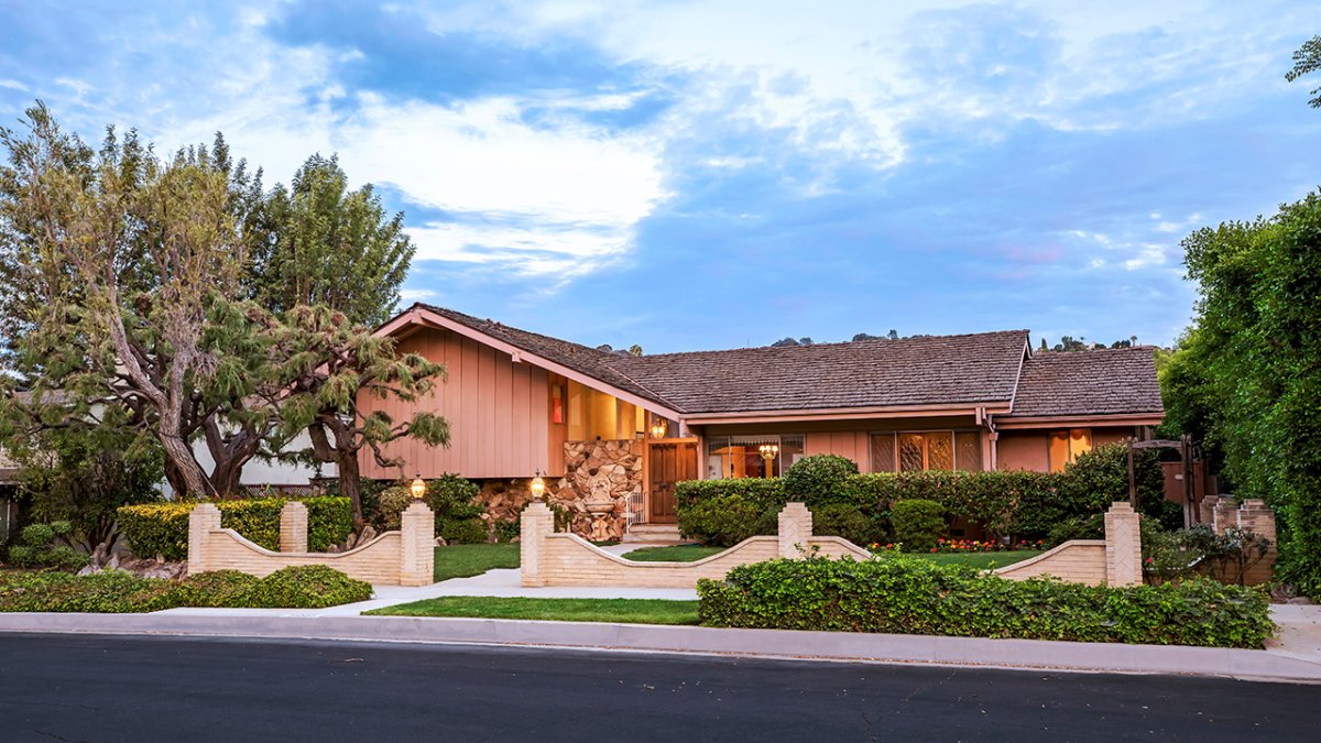 Studio City 'Brady Bunch' house sells for $3.2 million – NBC 5 Dallas-Fort Worth - Vimarsana News