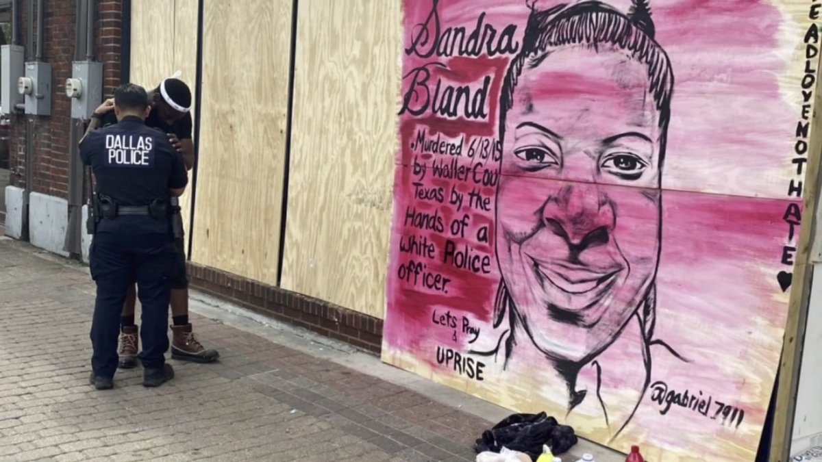 Dallas Street Artist Inspires DPD Officer to Pray With Him – NBC 5 ...