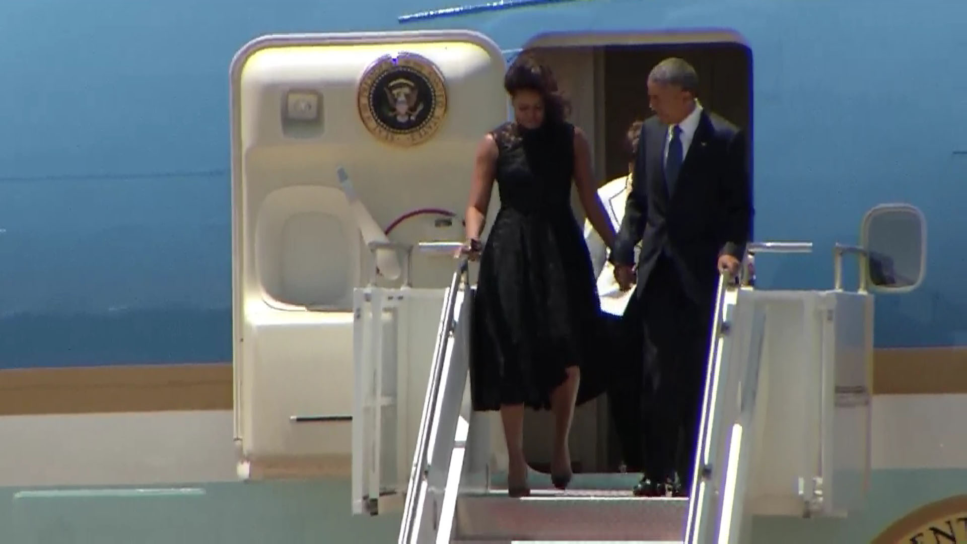 Barack and Michelle Obama land in Dallas.