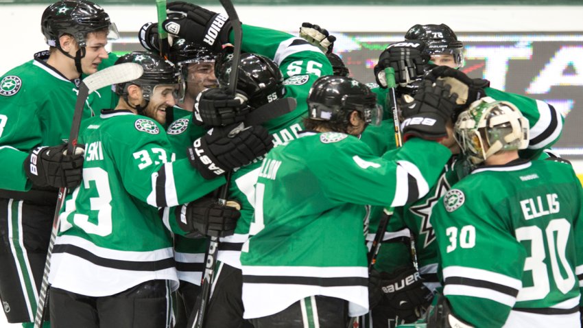 Dallas Stars huddle and celebrate